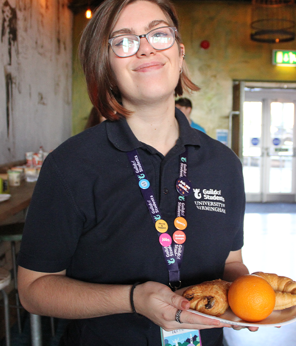 a student staff member at the guild community breakfast