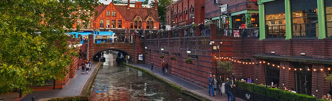 a picture of the canals at brindley place