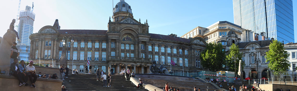 a picture of birmingham town hall