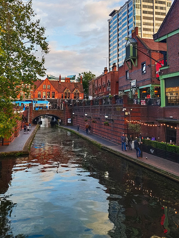 a picture of the canals at brindley place